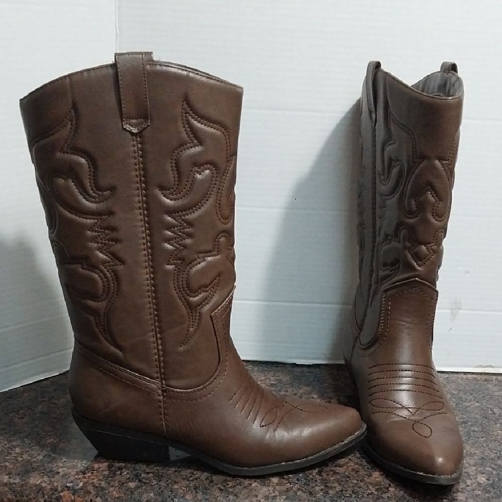 "Soda"  Brown  Cowgirl  Boots with Intricate Stitching.....SIZE 10.  ALMOST NEW.